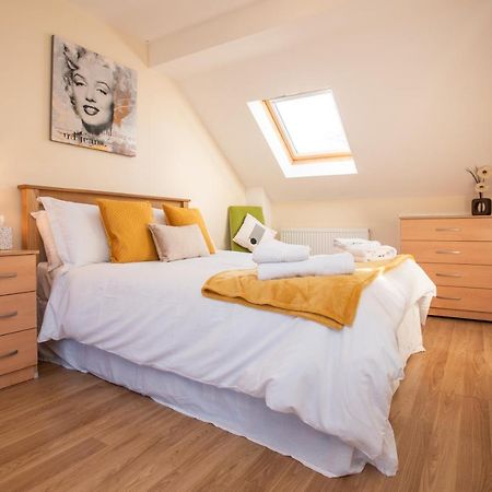 Cowley Spacious Flat With Parking, Oxford Bagian luar foto