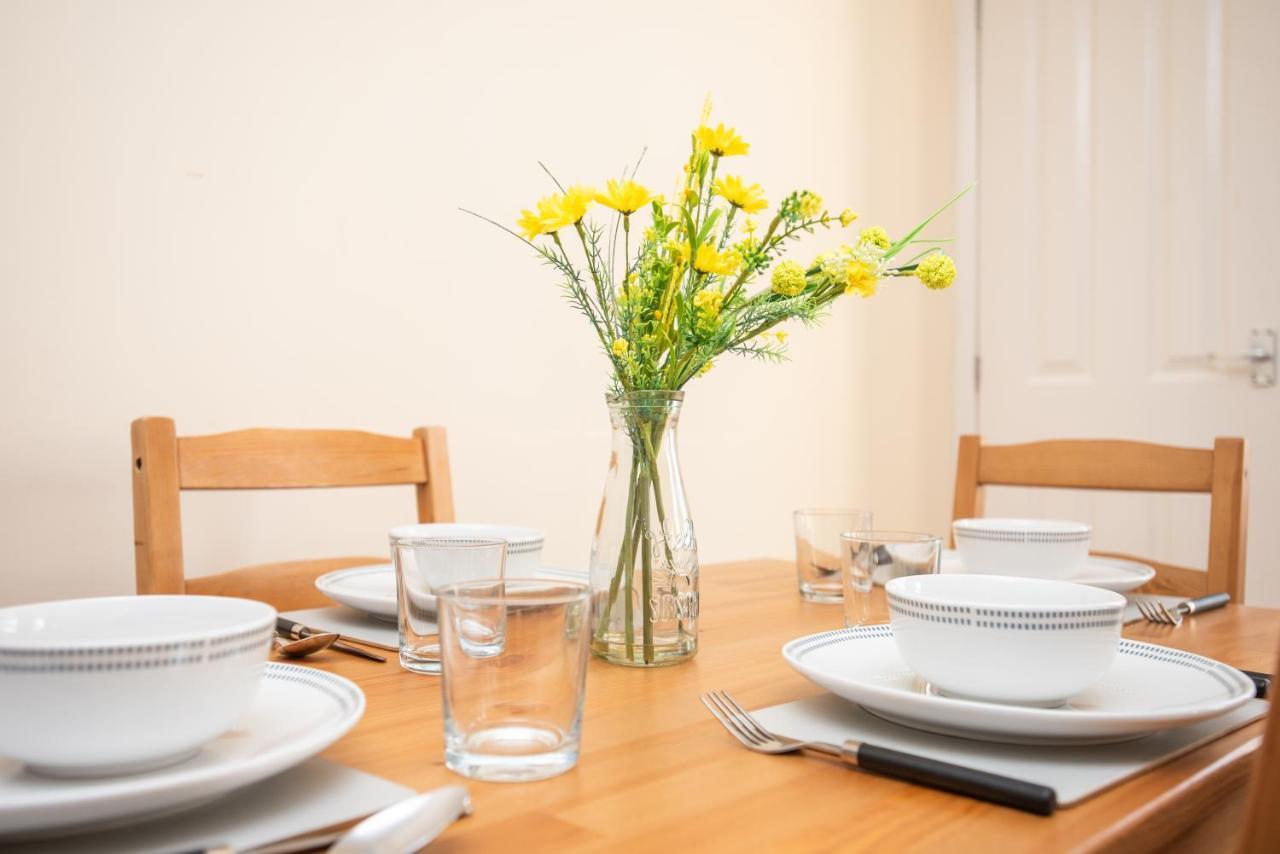 Cowley Spacious Flat With Parking, Oxford Bagian luar foto