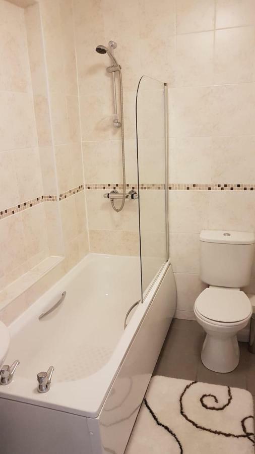 Cowley Spacious Flat With Parking, Oxford Bagian luar foto