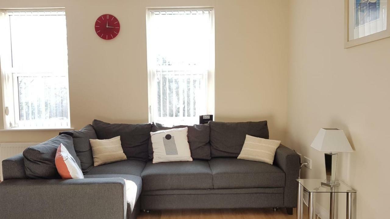 Cowley Spacious Flat With Parking, Oxford Bagian luar foto