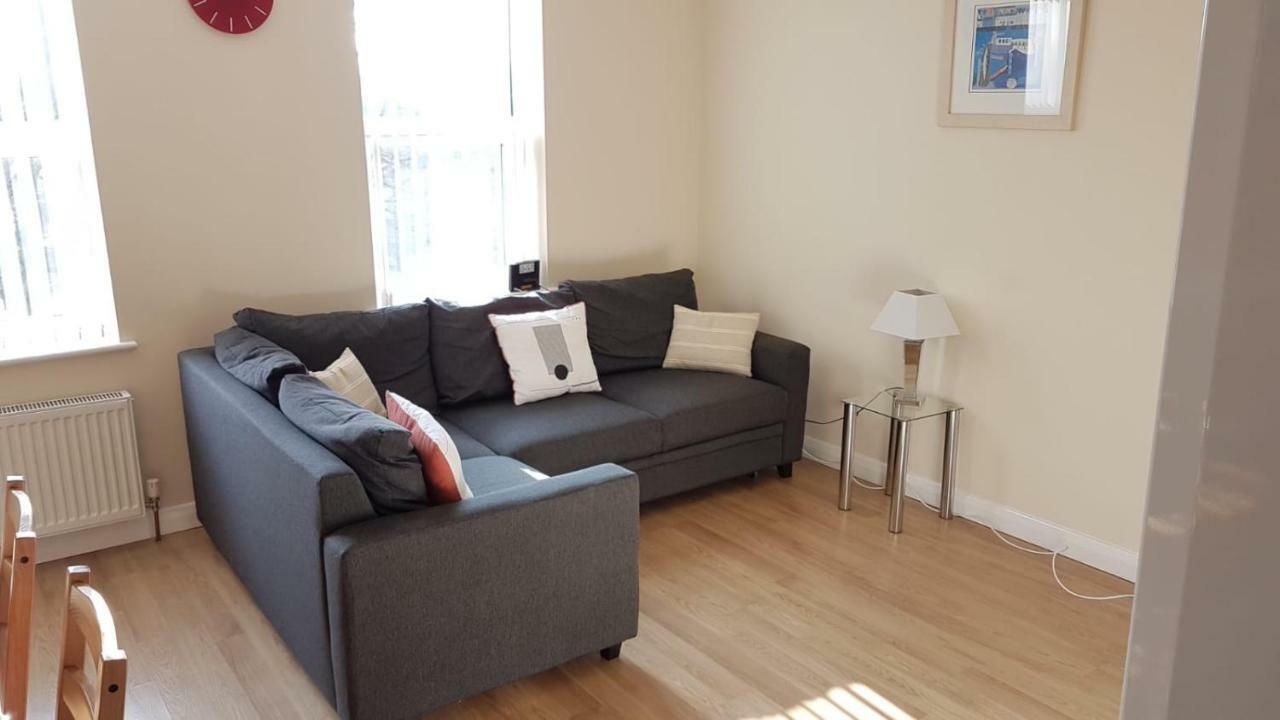 Cowley Spacious Flat With Parking, Oxford Bagian luar foto